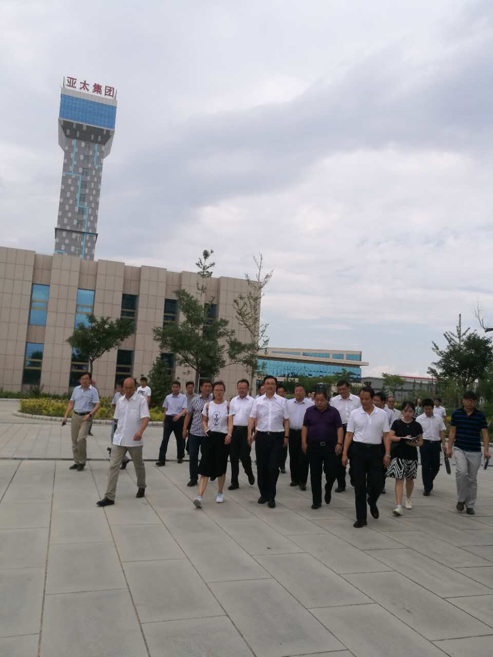 国务院第十八督查组一行参观考察兰州新区亚太伊士顿电梯厂
