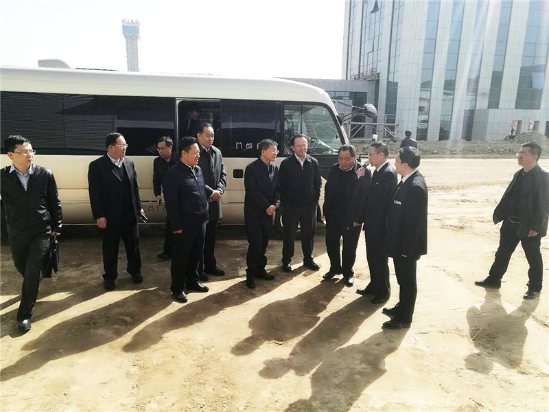 兰州市委副书记、市长张伟文一行莅临新区“亚太伊士顿电梯”、“亚太澳泊智能车库”、“亚太新能源汽车”