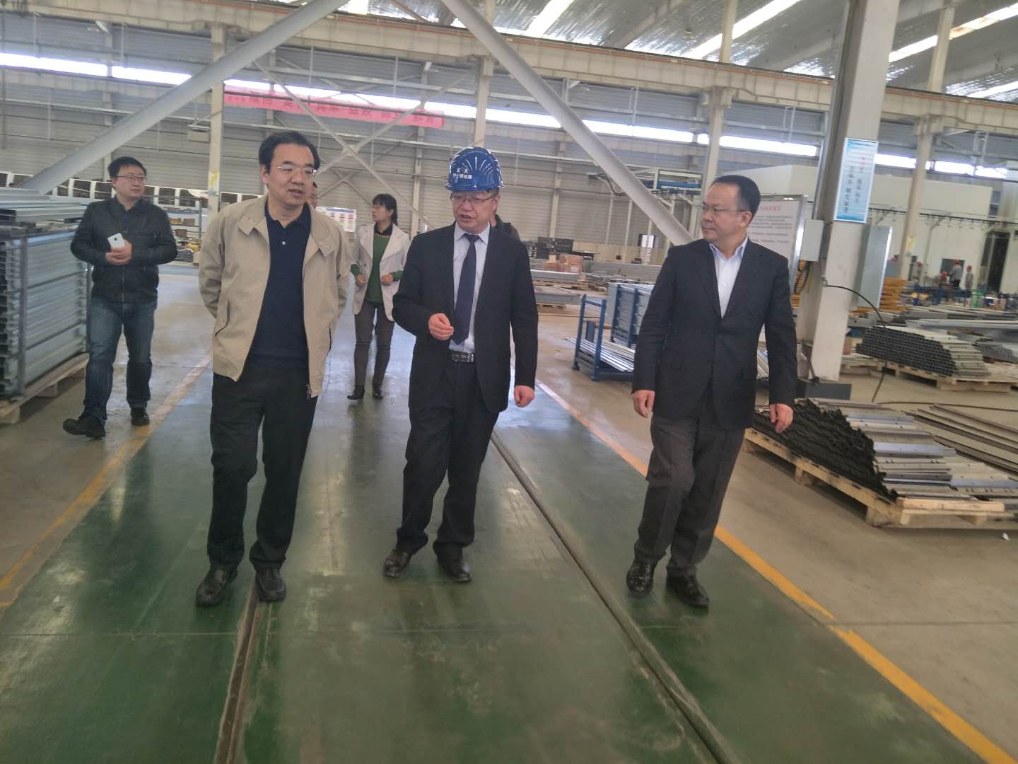 财政部驻甘专员办事处党组书记杨瑞金，兰州市副市长牛向东一行参观考察兰州新区亚太伊士顿电梯厂