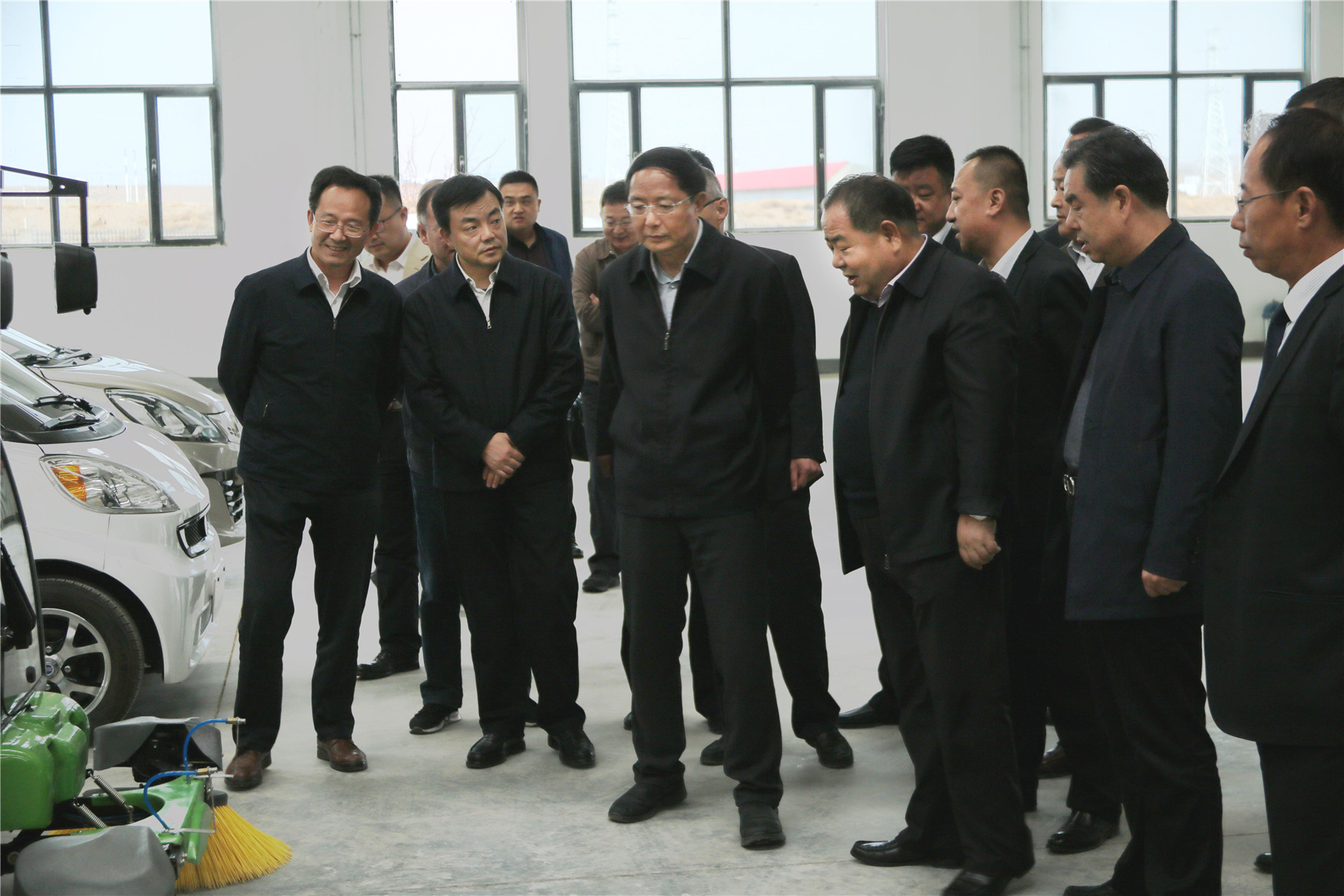 甘肃省政协主席、党组书记欧阳坚一行莅临兰州新区“亚太伊士顿电梯”厂、 “亚太新能源汽车”厂参观考察！